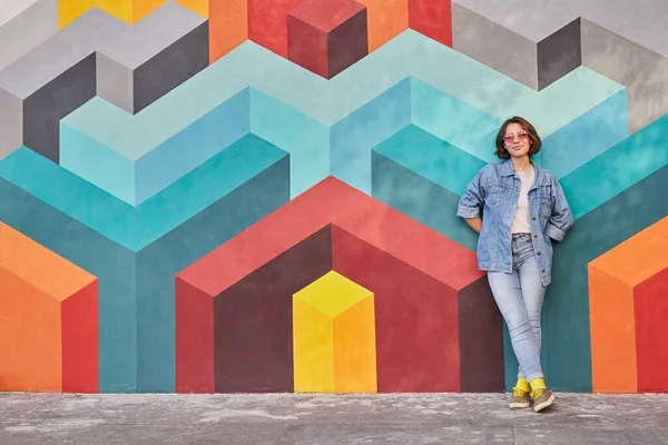 다채 로운 벽에 의지하는 행복 한 여자 — 스톡 사진