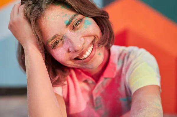 Optimiste jeune femme s'amuser sur le festival de peinture — Photo