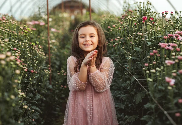 Szczęśliwa dziewczynka w szklarni — Zdjęcie stockowe