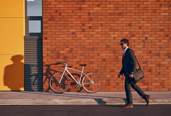 Männlicher Unternehmer läuft auf Straße — Stockfoto