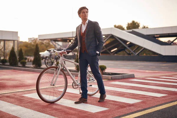 Männlicher Manager mit Fahrrad auf Fußgängerüberweg — Stockfoto