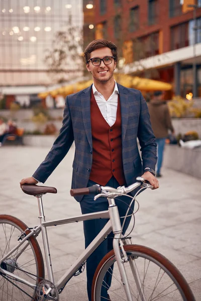 Έξυπνος άνθρωπος με ποδήλατο στο δρόμο της πόλης — Φωτογραφία Αρχείου