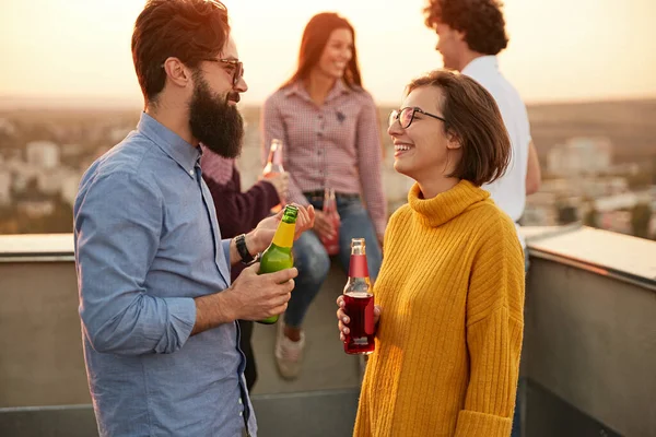 Coppia felice che parla durante la festa sul tetto — Foto Stock