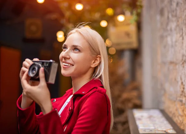 Fotografer wanita bahagia di kota tua — Stok Foto