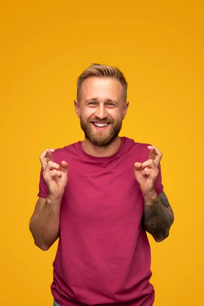 Homem hipster feliz com os dedos cruzados — Fotografia de Stock