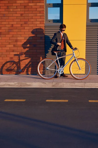 Mannelijke manager klaar om te fietsen — Stockfoto