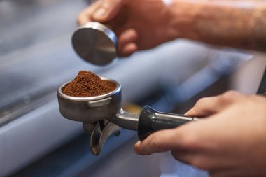 Barista iskele filtresiyle kahve hazırlıyor.