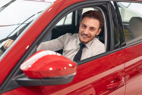 Gerente alegre verificando carro moderno — Fotografia de Stock