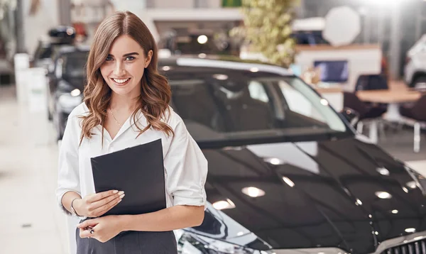 Gerente feminina em concessionária de carros — Fotografia de Stock