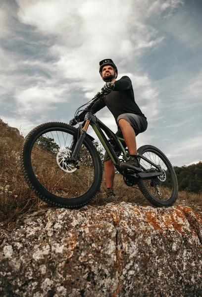 Pewny siebie rowerzysta na rowerze w górach — Zdjęcie stockowe