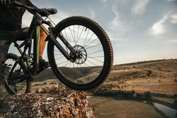 Crop ciclista con bici su scogliera — Foto Stock