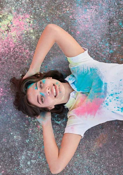 Boldog fiatal nő, festékkel borítva — Stock Fotó