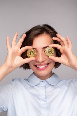 Bitcoin 'lerle oynayan mutlu genç kadın