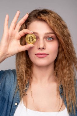 Bitcoin parası olan genç bir kadın