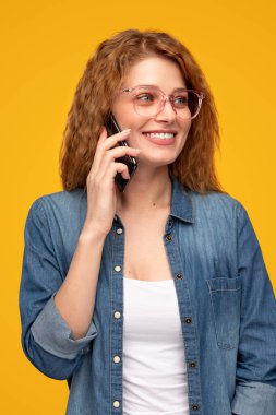Akıllı telefondan konuşan Mutlu Genç Kadın