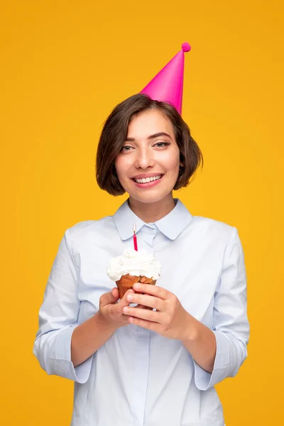 Χαρούμενη νεαρή γυναίκα με κεκάκι γενεθλίων — Φωτογραφία Αρχείου