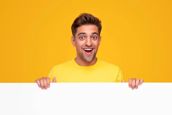 Homem feliz segurando bandeira branca — Fotografia de Stock