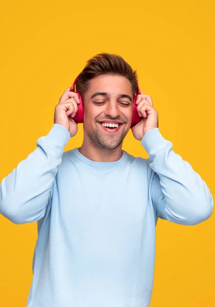 Glad kille lyssnar på musik — Stockfoto