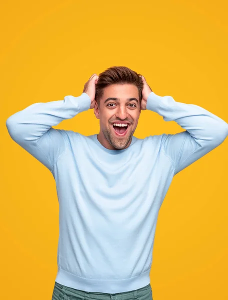 Jovem excitado arrancando o cabelo — Fotografia de Stock