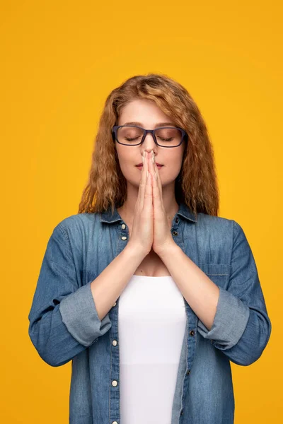 Mujer joven calma con las manos cruzadas —  Fotos de Stock