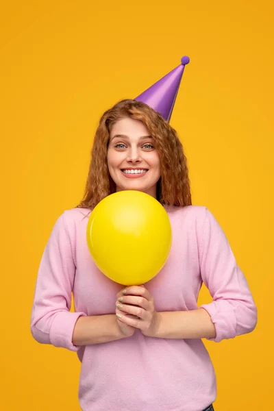 Aufgeregte Frau mit Luftballon bei Urlaubsfeier — Stockfoto