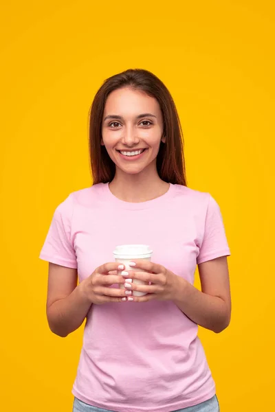 Mulher feliz com xícara descartável de café — Fotografia de Stock