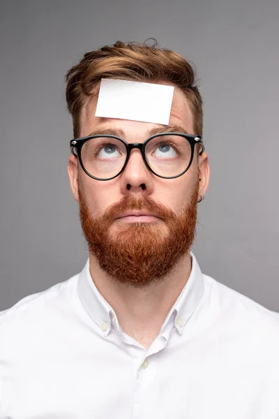 Homem perplexo com adesivo na testa — Fotografia de Stock
