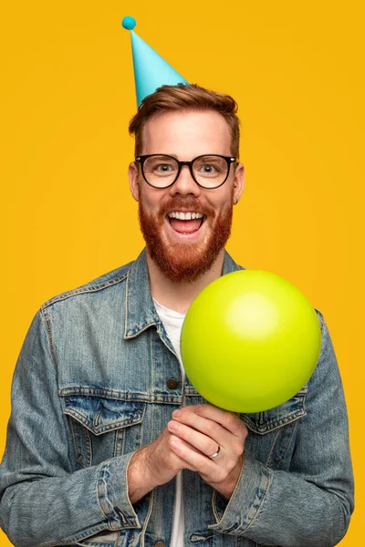 Gelukkige man met ballon en feestmuts — Stockfoto