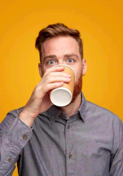 Dorosły mężczyzna pijący rano kawę — Zdjęcie stockowe