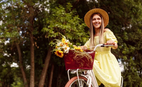 Encantadora joven bicicleta en la naturaleza — Foto de Stock