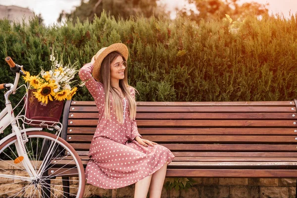 Kadın bisikletçi bankta dinleniyor. — Stok fotoğraf