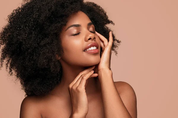 Afro-Amerikaanse vrouw raakt schone huid — Stockfoto