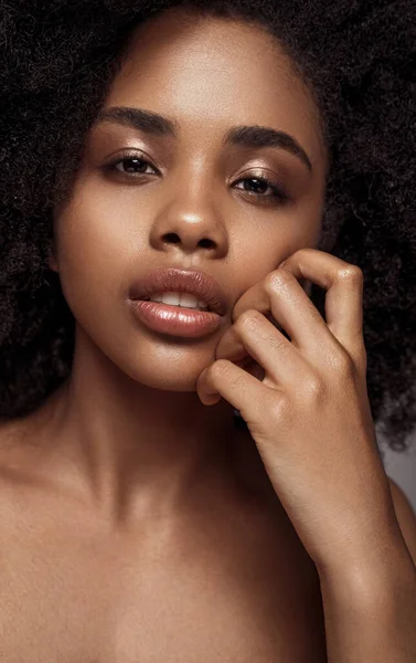 Piękny czarny kobieta z makijażem — Zdjęcie stockowe