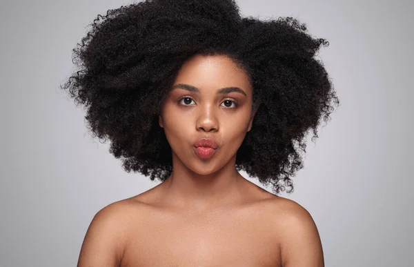 Černé ženské modelky našpulené rty — Stock fotografie