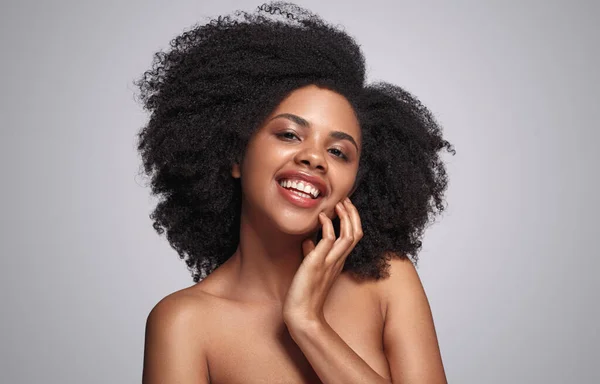 頬に触れる陽気な黒人女性 — ストック写真