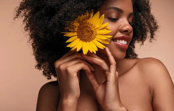 Glad svart med med färsk blomma i håret — Stockfoto