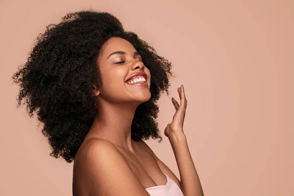 Mujer negra encantada disfrutando de la limpieza de la piel — Foto de Stock