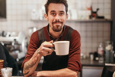 Kahveli neşeli barista.