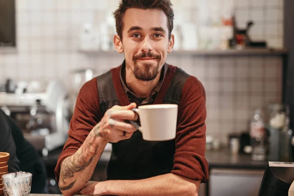 Alegre camarero con taza de café — Foto de Stock