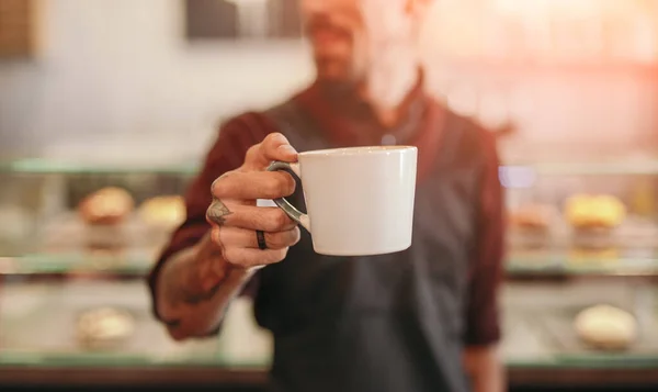 Barista servir taza de café caliente — Foto de Stock