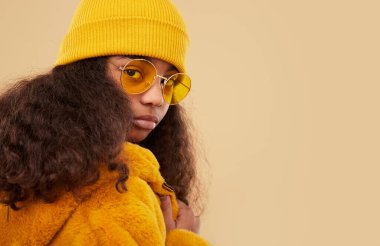 Kameraya bakan şık etnik çocuk.