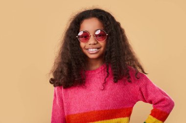 Gökkuşağı süveterli Afro-Amerikan kız