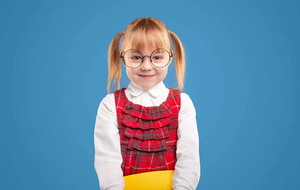 Aranyos kis iskoláslány szemüvegben — Stock Fotó