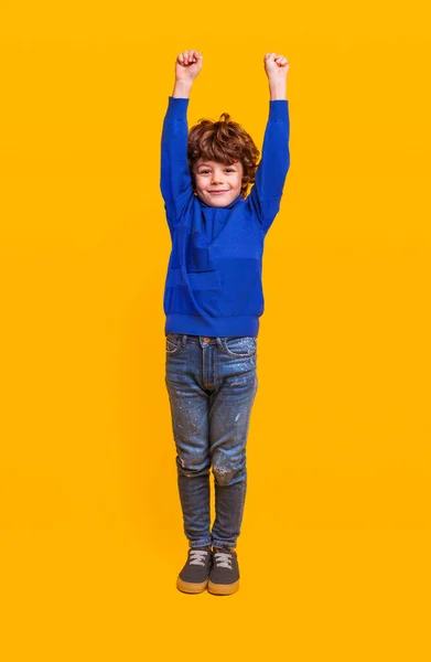 Niño feliz con los brazos levantados —  Fotos de Stock