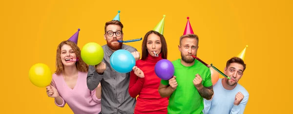 Amigos felizes se divertindo durante a festa — Fotografia de Stock