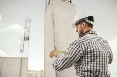 Beton kolon ölçen erkek binası