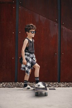 Sokakta duran kaykaylı popüler çocuk.