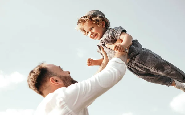 Feliz padre lanzando pequeño hijo —  Fotos de Stock