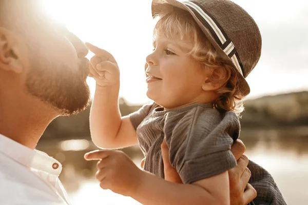 Kochający ojciec i mały syn bawią się w pobliżu jeziora — Zdjęcie stockowe