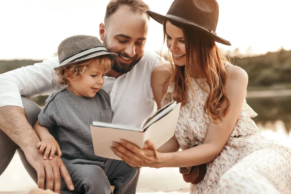 호수에서 가족이 함께 읽는 행복 한 책 — 스톡 사진